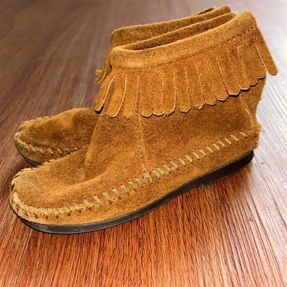 MINNETONKA SHOES SIZE 9 - Picture 2 of 3